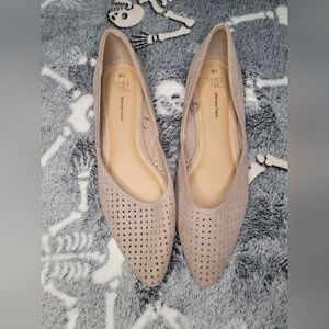 Time & Tru Ladie's Tan Pointed Flats, Size 8.5